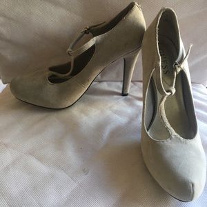 Suede texture taupe 7.5 t strap heels